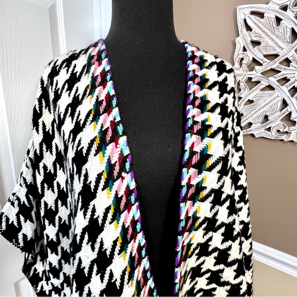 ⭐️ Chico’s One Size Fits All Multicolor Houndstooth Poncho Wrap STUNNING - Picture 2 of 13